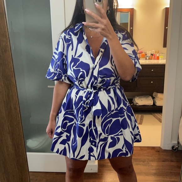 Zara Dresses & Skirts - short sleeve mini shirt dress in blue and white print with matching belt